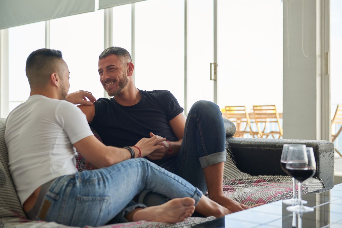 Man-finder Vorschau mit Profilen von Single-Männern, die gerade online sind